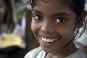 1280px-India_-_Delhi_smiling_girls_-_4698